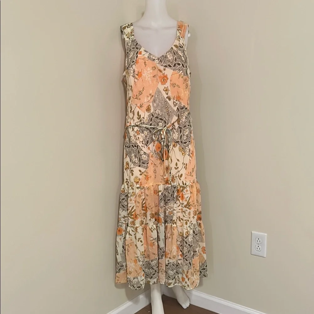 Elegant Floral Maxi Dress in Peach and Cream - Picture 2 of 7